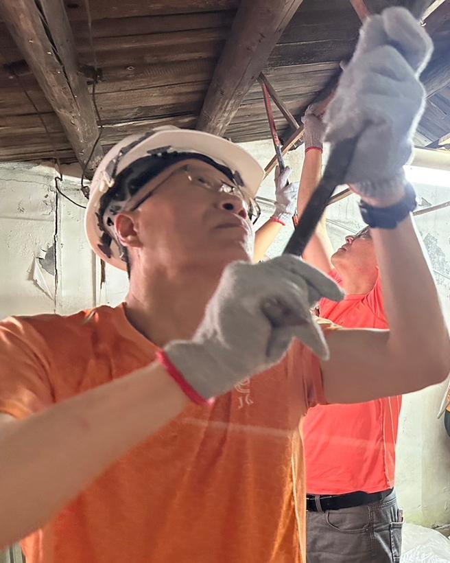 洪光佐号召公会成员进行修缮（图片来源：高雄市社会局提供）