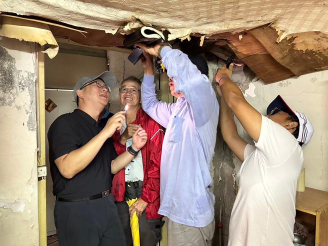 大高雄不动产商业同业公会场勘家户漏水情形-（图片来源：高雄市社会局提供）