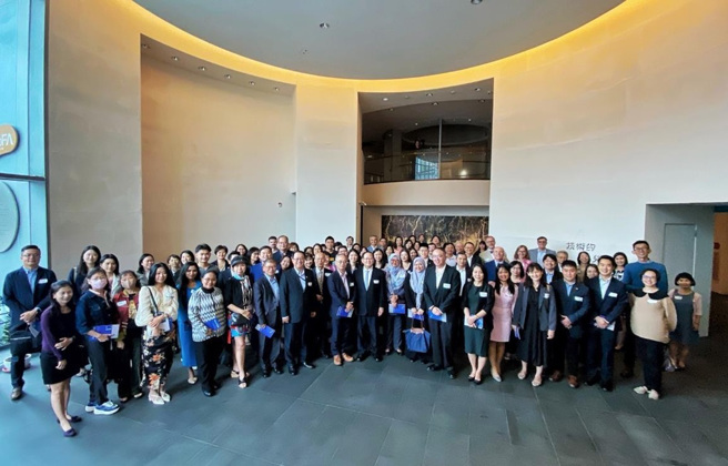 各国驻台代表处、产官学与会贵宾全体大合照，热情响应「中国信托艺文茶会」盛宴。（图／中国信托育乐提供）