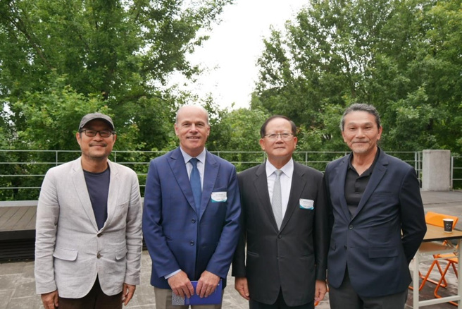 中国信托育乐公司陈国恩董事长及与会宾客合影 （左起国立台北艺术大学锺永丰主任秘书、加拿大驻台北贸易办事处倪杰民代表、中国信托育乐公司陈国恩董事长、国立台北艺术大学陈恺璜校长）。（图／中国信托育乐提供）
