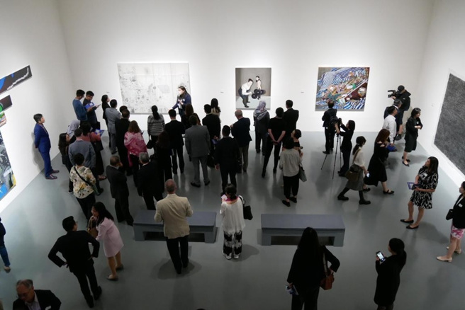 各国驻台代表处、产官学与会贵宾沉浸在艺术品欣赏，藉由「中国信托艺文茶会」促进更多跨国艺术赏析的交流。（图／中国信托育乐提供）