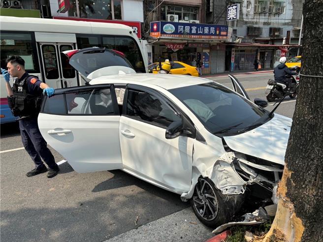 林姓男子開車自撞路旁的行道樹，造成車頭全毀。(翻攝照片／林郁平台北傳真）