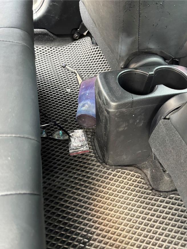 警方發現車內後座踏墊上有一包安非他命，懷疑可能是毒駕肇事。(翻攝照片／林郁平台北傳真）
