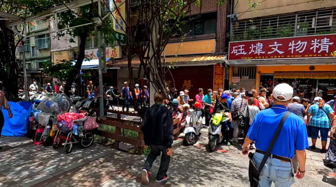 民眾如丧尸般奔跑拿麵包。(吴振煌拍摄)