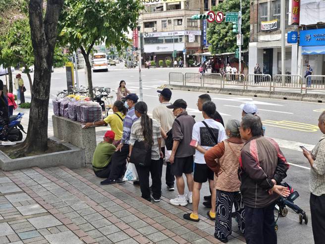 爱心人士在艋舺公园周边发便当。(游定刚拍摄)