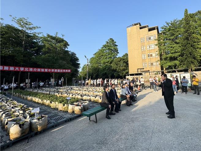 中国医药大学云林县北港分部为引领精准农业发展，规画全台第1座「智慧中草药园」，15日举行启用仪式，象徵传统农业与科技的结合，未来也将以教育为起点，实践永续农业模式、培育生物医学人才。（中国医药大学提供／张朝欣云林传真）