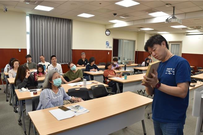 講師郭君逸解說益智玩具體驗魔術方塊解法。（國立台灣圖書館提供）