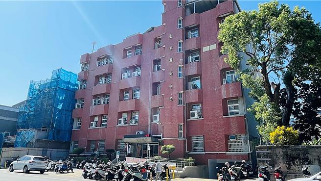 台東縣衛生局獲報啟動登革熱防治工作，完成環境孳清掃蚊、個案衛教等防護措施。（蕭嘉蕙攝）