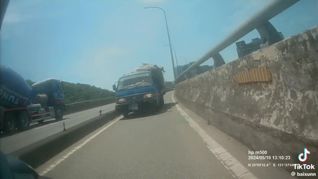 新北市汐止有民眾騎乘機車，行經大同路一段機車專用道，差點被逆向闖入機車道的貨車擊落。（翻攝記者爆料網）