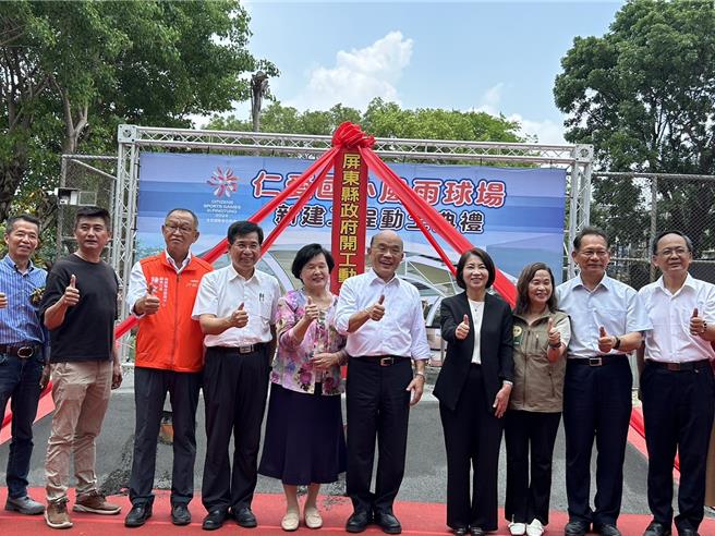 屏东县仁爱国小15日举办风雨球场新建工程动土典礼，除教育部长潘文忠亲临现场外，前行政院长苏贞昌还以「大学长」的身分回到母校。（谢佳潾摄）