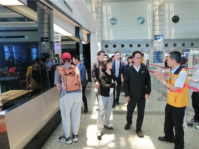 立法院交通委员会今考察高雄小港机场。（民航局提供／陈佑诚台北传真）