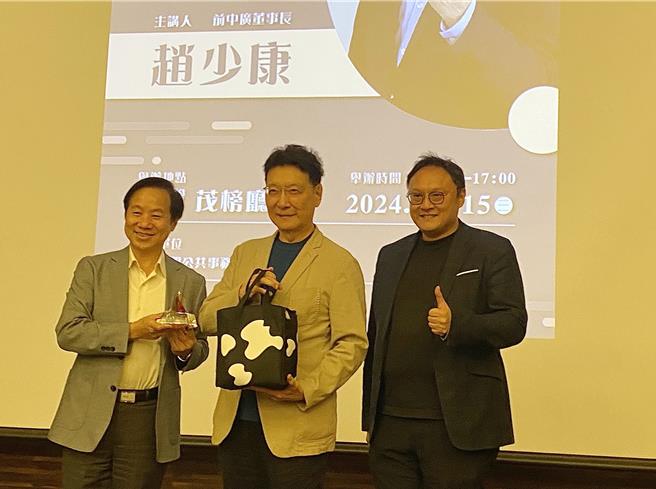 前中廣董事長趙少康（中）15日應邀以「政治大小聲」為題到東海大學演講，他針貶時政、暢談從政過程，並與學子交換意見。東海大學校長張國恩（左）、台中市副市長鄭照新（右）等人與會。（陳淑芬攝）