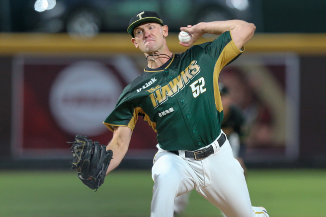 台鋼雄鷹洋投哈瑪星。（陳麒全攝）