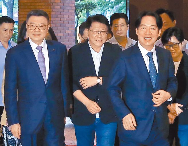 準總統、民進黨主席賴清德(前右)14日宴請黨籍立委，傳出定調團結作戰，未來將「反守為攻」。（資料照片／趙雙傑攝）