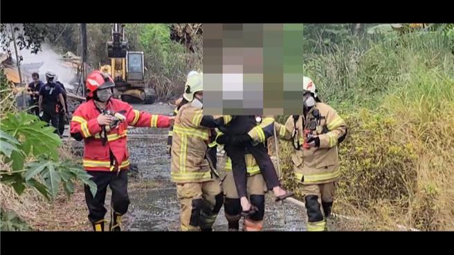 15日上午在火場獲救的黃姓老翁事後被查出是公共危險罪通緝犯。（嘉縣消防局提供∕呂妍庭嘉義傳真）