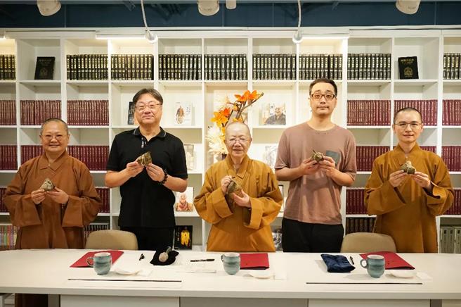 今在簽約儀式上，大家一起拿起素粽，祝福這部台灣首部微短劇《世世動了心》製作順利，包粽、包中！（佛光山提供／林雅惠高雄傳真）