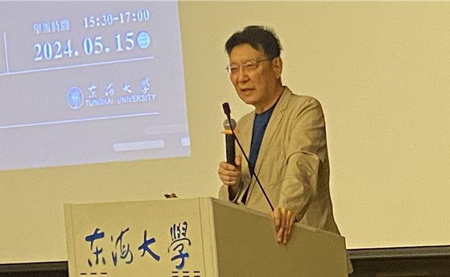 前中廣董事長趙少康15日應邀以「政治大小聲」為題到東海大學演講，他針貶時政、暢談從政過程，並與學子交換意見。（陳淑芬攝）