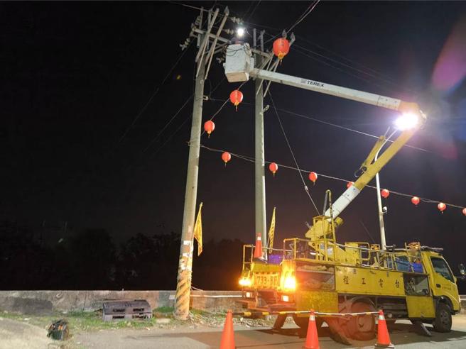 高雄市林园区传停电，台电人员抢修中。（台电提供／高雄洪靖宜传真）