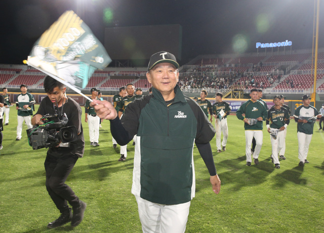 台钢雄鹰15日靠着哈玛星7局无失分好投，终场以5比0击败乐天桃猿，总教练洪一中也在桃园球场达成执教生涯第1000胜。（陈麒全摄）