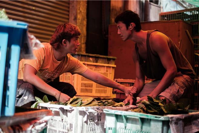 吴慷仁（右）和陈泽耀在《富都青年》中呈现最真实的兄弟情。（Netflix提供）