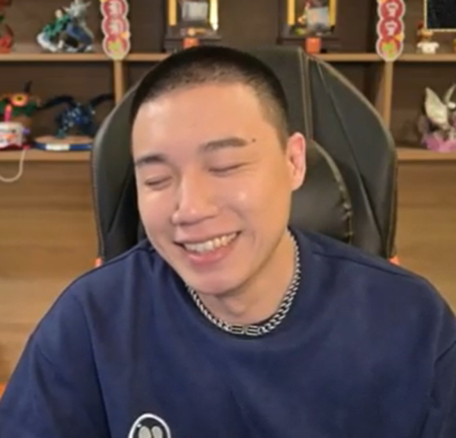 Toyz入狱前直播谈到女友筱崎泫。（图／Toyz YT）