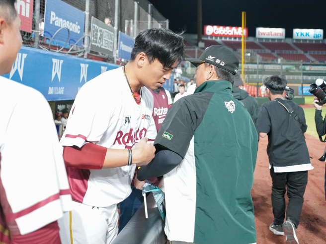 台钢雄鹰15日以5比0击败乐天桃猿，也让总教练洪一中执教千胜到手，他赛后也特别到三垒休息室前与昔日子弟兵朱育贤（左）拥抱。（陈麒全摄）