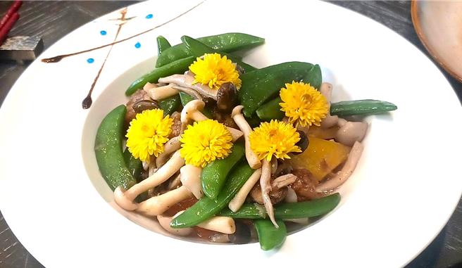 以菊花入佳餚的「鮮菊百合龍膽班球」，入口魚肉鮮甜滋味與菊花香氣瞬間散開，加上豐富的膠質，滋味優雅迷人，售價880元。(陳韻萍攝)