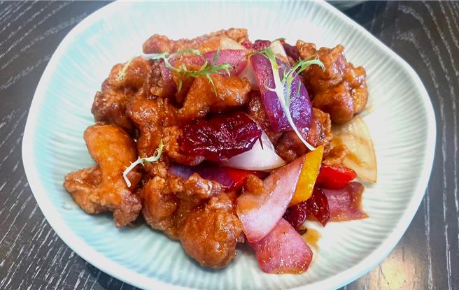 「洛神花酸柑炒雞球」雞肉焦香鮮嫩，交織著奔放飽滿的水果酸甜氣息，鹹香酸甜很開胃，每道580元。(陳韻萍攝)