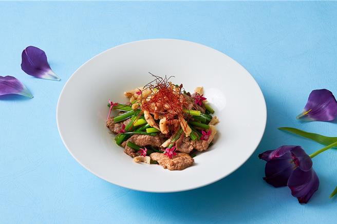 「蝦干韭菜花牛肉」牛肉因蝦鮮襯托更顯鮮甜，結合韭菜花的脆嫩口感，整道菜鑊氣十足、香氣四溢，售價620元。(台北新板希爾頓酒店提供)
