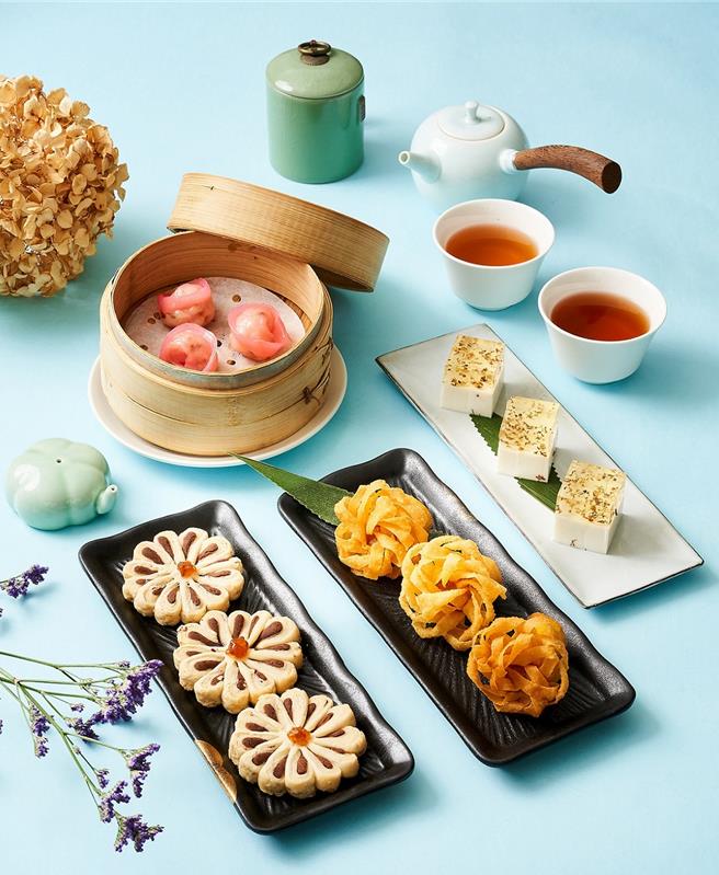 精緻小點可看到花的意象，「玫瑰花蝦餃」(上)，一顆顆宛如含苞待放的豔麗玫瑰；「女神菊花酥」(左一)香甜不膩，2款點心均售280元。(台北新板希爾頓酒店提供)