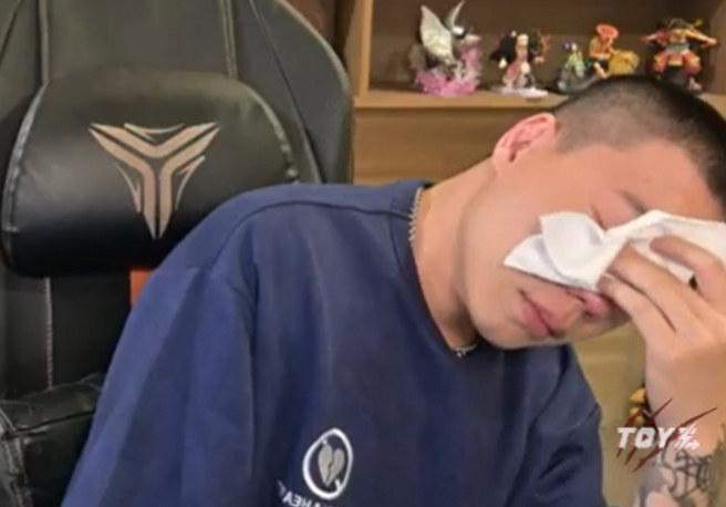 Toyz谈到家人难过落泪。（图／Toyz YT）