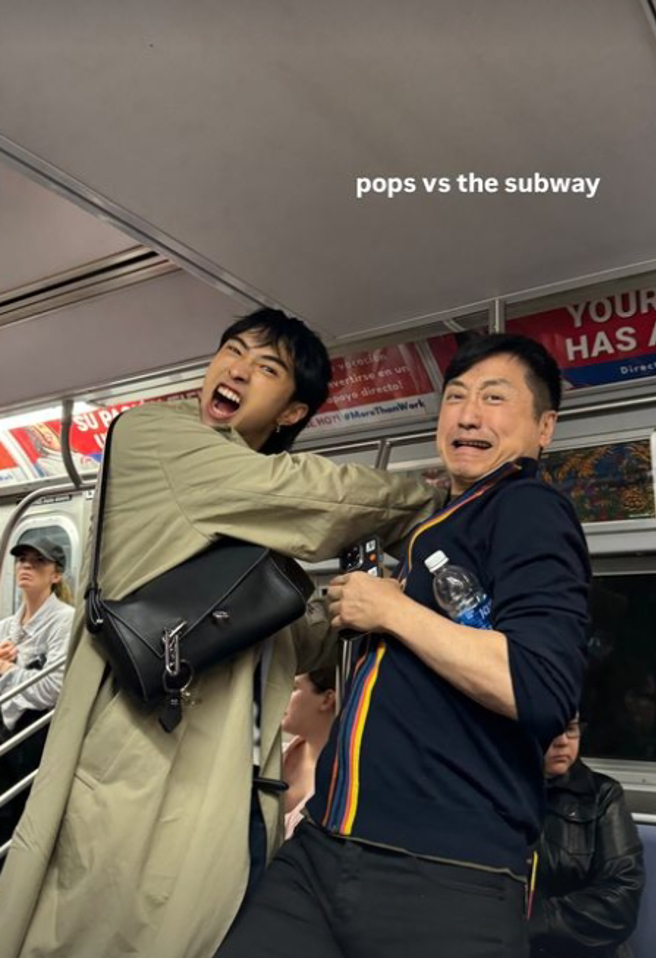 庾恩利和爸爸庾澄庆开心合照。（图／sprinkle_my_tinkle IG）