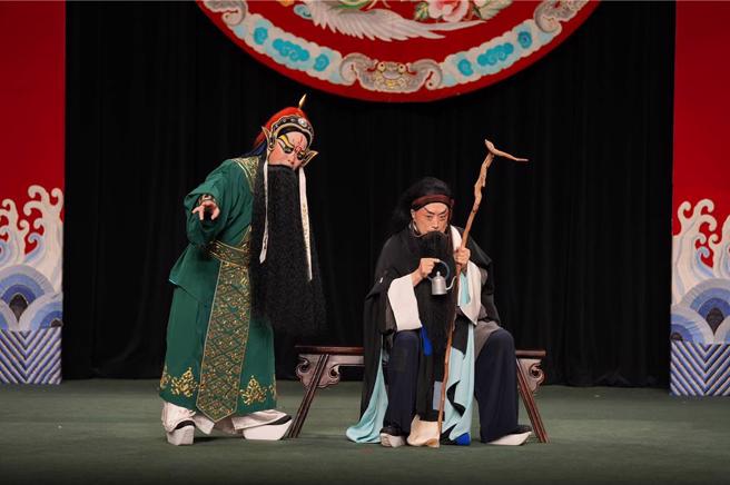 《孫臏與龐涓》李寶春(右)飾成年後的孫臏、楊燕毅(左)飾成年後的龐涓 。（主辦單位提供）