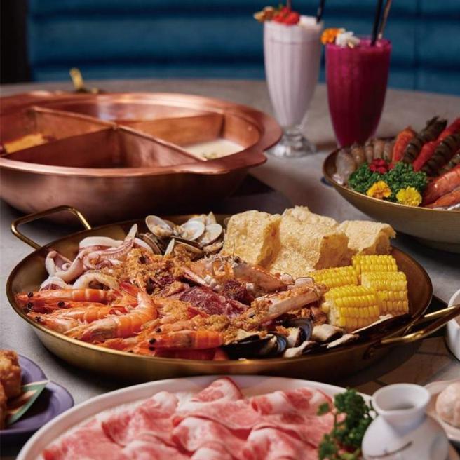 澳门特色风味的「乳猪海鲜煲」，可同时品尝到海鲜的鲜、乳猪的香、汤头的甜，三者合一。图／业者提供