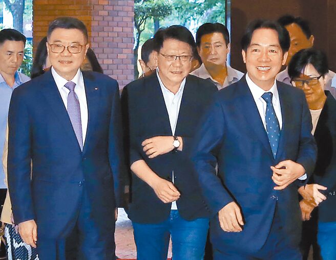 总统当选人赖清德（前右）14日宴请党籍立委，关心立法院的情况并听取党团成员的意见回馈。（赵双杰摄）