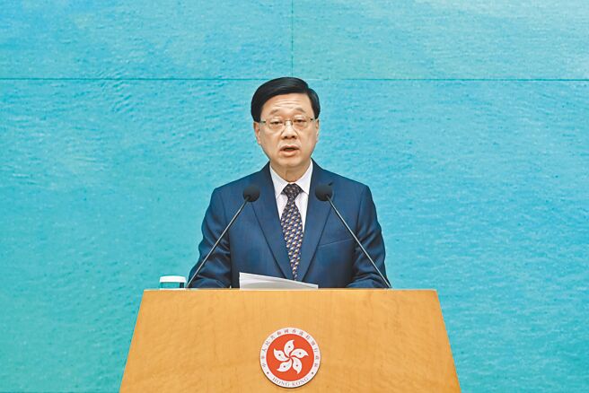 英國倫敦警方13日以違反英國《國安法》，起訴香港駐倫敦經濟貿易辦事處行政經理袁松彪等3人。香港特首李家超對此強調「任何無理指控不能接受」。（中新社資料照片）