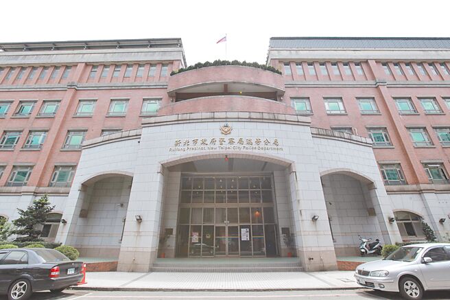 60多岁黄姓老翁疑似在停车时未拉手煞车，以肉身挡车未果反被车辆重压、拖行，急救后无效死亡，瑞芳警分局15日将报请检察官相验，厘清死因。（摘自瑞芳警分局脸书／柯毓庭新北传真）