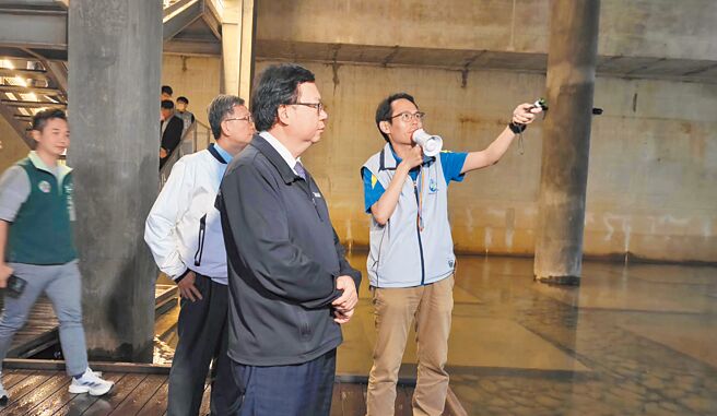行政院副院長鄭文燦（右二）14日了解大樹林滯洪池現況，其中部分屬於地下室滯洪池，鄭文燦也大讚是大樹林祕密基地。（賴佑維攝）
