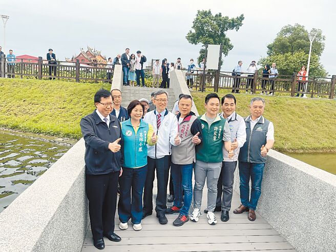 行政院副院長鄭文燦（左一）14日與桃園市政府共同了解「大樹林滯洪池」及「大湳滯洪池」現況。（姜霏攝）