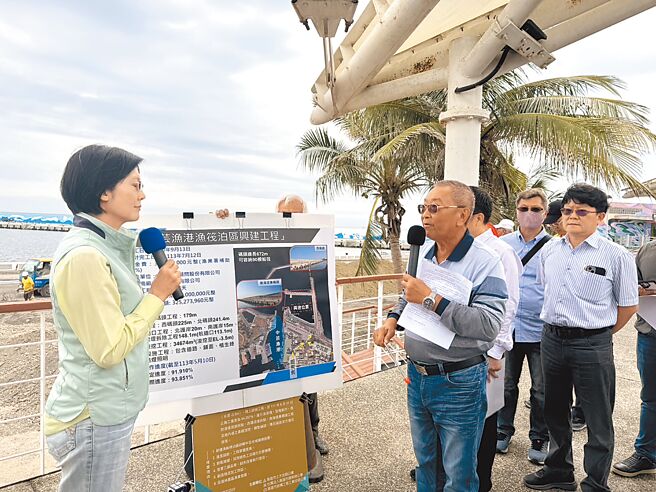 立委林岱桦（左）于14日邀集农业部渔业署、高市府海洋局及地方渔会等相关单位，前往中芸渔港会勘整建工程，未来完工后可望提供90艘渔船筏停泊。（洪靖宜摄）