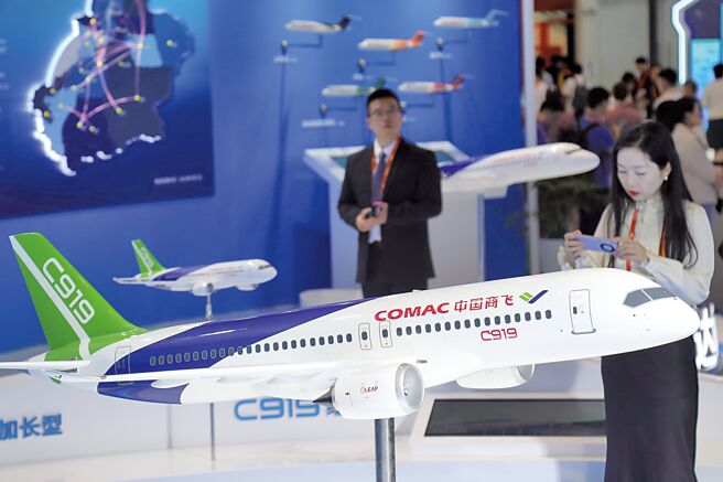 大陆自产飞机C919商业飞行满1周年后，预计今年6月1日实现首次境外商业飞行；届时将从香港飞往上海。（中新社）