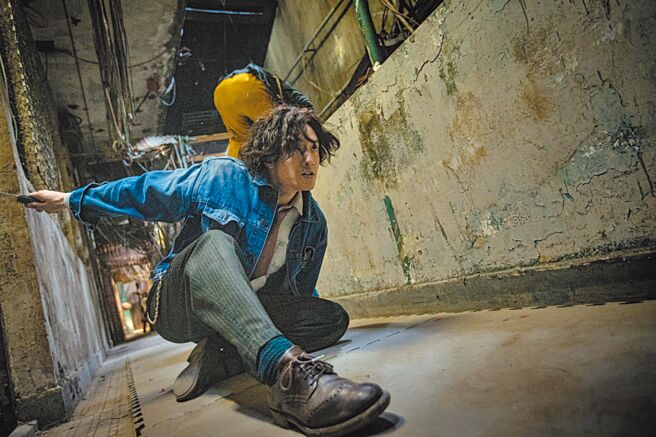 刘俊谦在电影里饰演擅耍蝴蝶刀的打手。（华映提供）