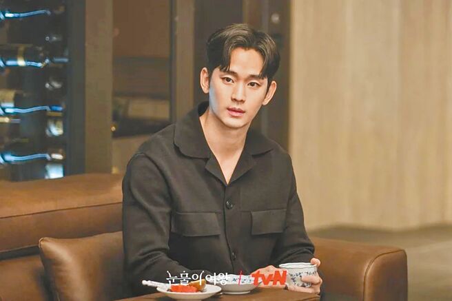 金秀賢為了營造居家的奢華感，在家中用餐是以Sandro黑色雙口袋外套現身。（摘自淚之女王IG）