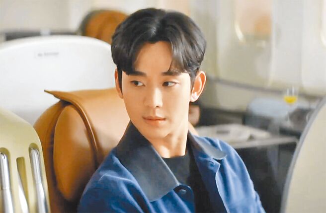 金秀賢穿上Berluti展現獨特自我風格。（摘自Netflix）