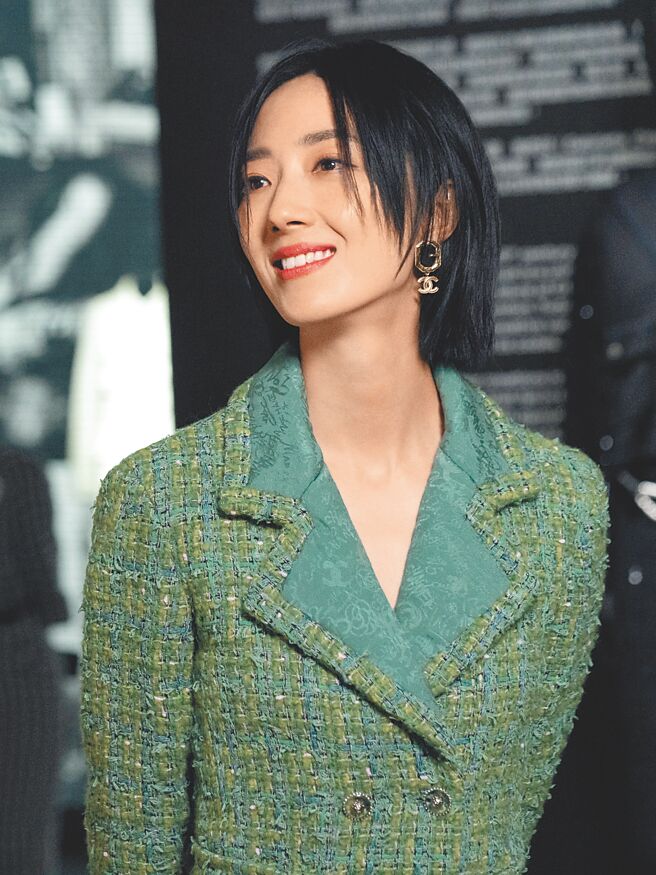 桂纶镁的优雅气质，与身上这套工坊系列绿色幻彩斜纹软呢长版外套成为绝配。（CHANEL提供）