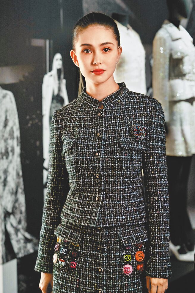 女星昆凌以2024/25秋冬前导系列现身展览，展现优雅身段。（CHANEL提供）