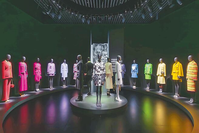 展览现场展出一系列CHANEL经典的时装设计。（CHANEL提供）