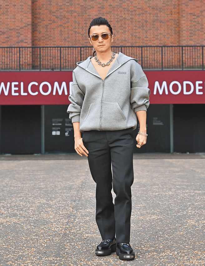 謝霆鋒穿2024秋冬系列的灰色衛衣造型率性出席GUCCI 早春系列大秀。（GUCCI提供）