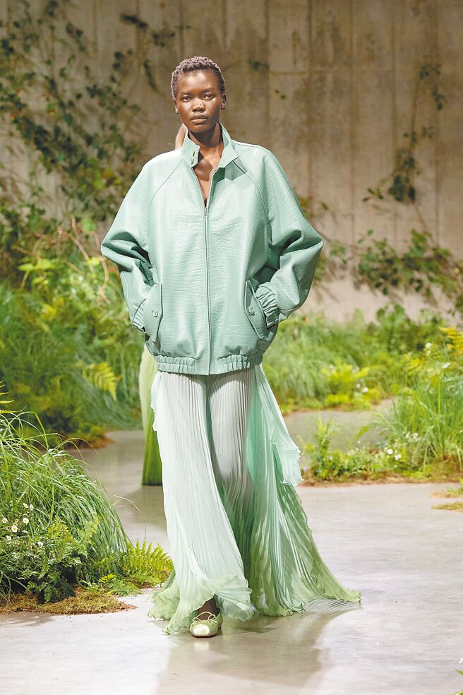 以柔韌皮革打造oversize的運動外套，搭配飄逸百褶長裙，優雅、率性的模樣是貫穿整季的風格。（GUCCI提供）