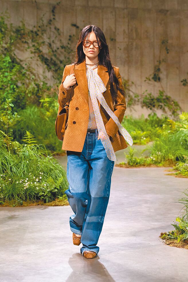 透紗材質搭配率性、日常的西裝外套、牛仔褲，這種輕透又能融入日常的造型是本季穿搭亮點。（GUCCI提供）